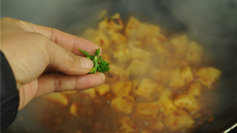 红烧豆腐,撒上麻椒碎末和葱花即可