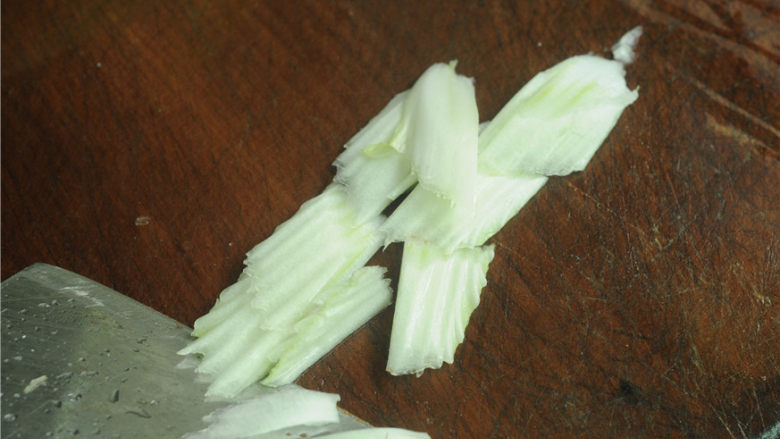 酸辣白菜帮,先将白菜帮用刀拍一下,然后斜刀片成大片