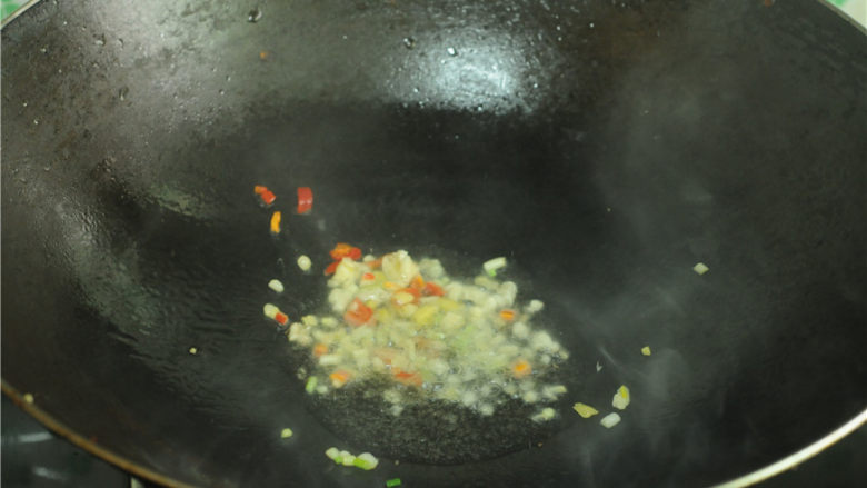 酸辣白菜帮,锅里倒入油,7成热后下葱白、姜蒜末煸炒