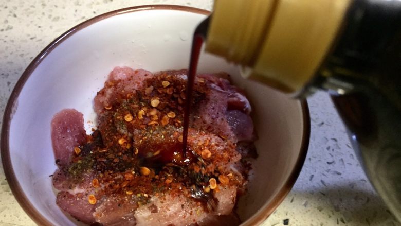 微波炉密技10分钟牙签烤肉,半勺老抽和一勺生抽,先搅拌均匀