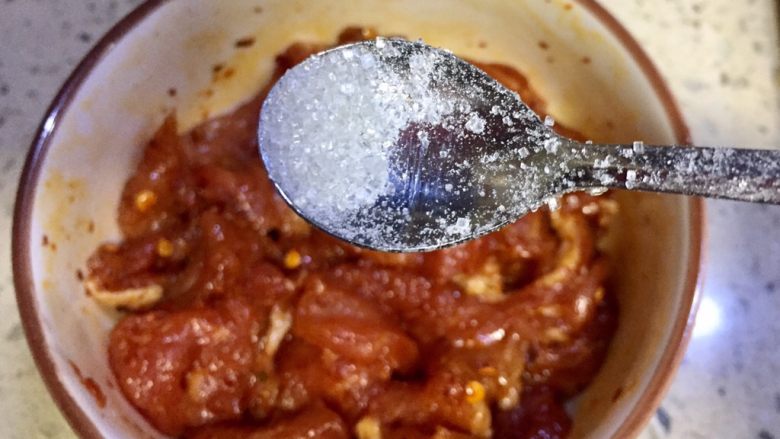 微波炉密技10分钟牙签烤肉,再加入少许白糖