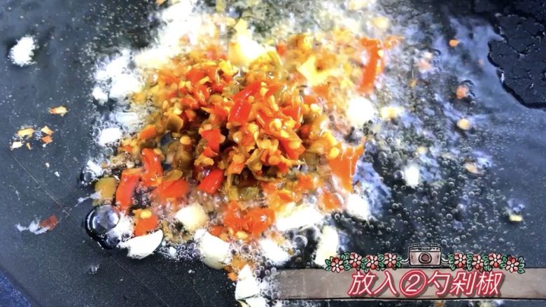 营养丰盛的瘦身餐,再放2勺<a style='color:red;display:inline-block;' href='/shicai/ 803'>剁椒</a>,继续翻炒