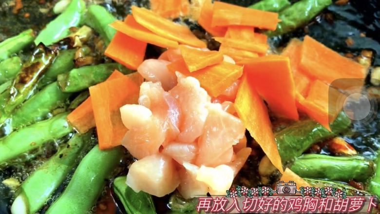 营养丰盛的瘦身餐,再放入胡萝卜,鸡胸肉