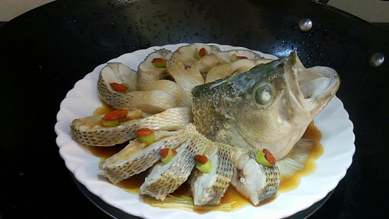 年夜饭&年年有余~清蒸鲈鱼之孔雀开屏,鱼放入锅,蒸8~10分钟,鱼切段比较容易熟,不用蒸太久。