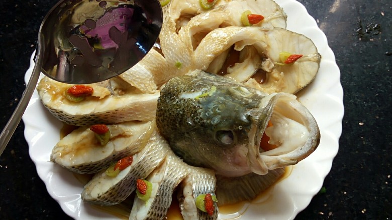 年夜饭&年年有余~清蒸鲈鱼之孔雀开屏,一勺油加热到冒烟,油淋到鱼身上,也可以忽略不烧热油,个人建议淋一些热油,鱼更美味
