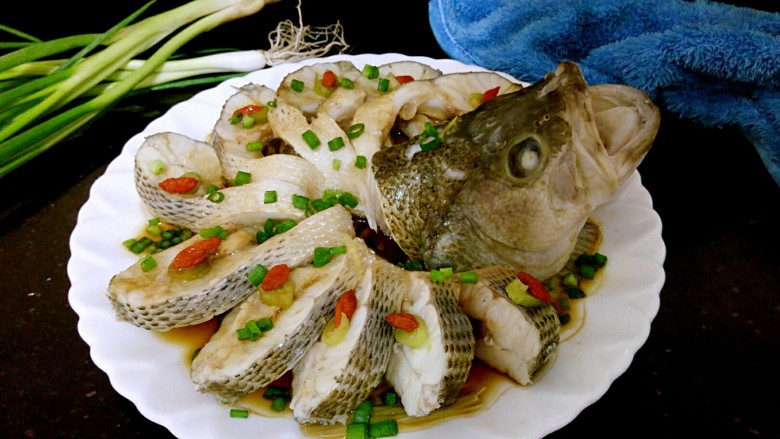 年夜饭&年年有余~清蒸鲈鱼之孔雀开屏,这道孔雀开屏的清蒸鲈鱼,不仅美味,宴客也上档次。