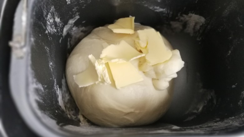 紫薯面包卷,揉至纯滑以后,加入软化的黄油继续和面