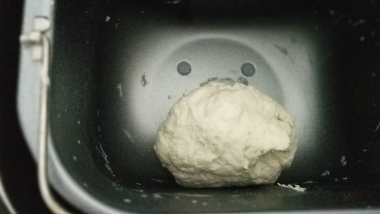 紫薯面包卷,中种材料混合均匀,拌成一团即可