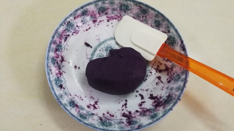 紫薯面包卷,再加入适量色接油,拌成紫薯馅备用