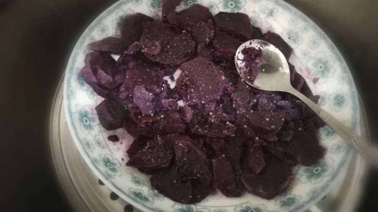 紫薯面包卷,趁热放入适量白糖,用勺子压成泥