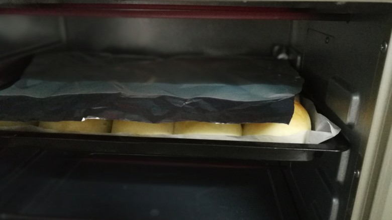 紫薯面包卷,上色到理想程度后,要加盖锡纸哦