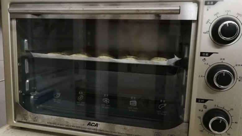 紫薯面包卷,放入预热好的烤箱,约180度,20分钟左右