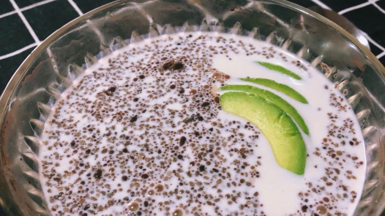 芡欧鼠尾草chia seed布丁,搅拌均匀,静至半小时以上。