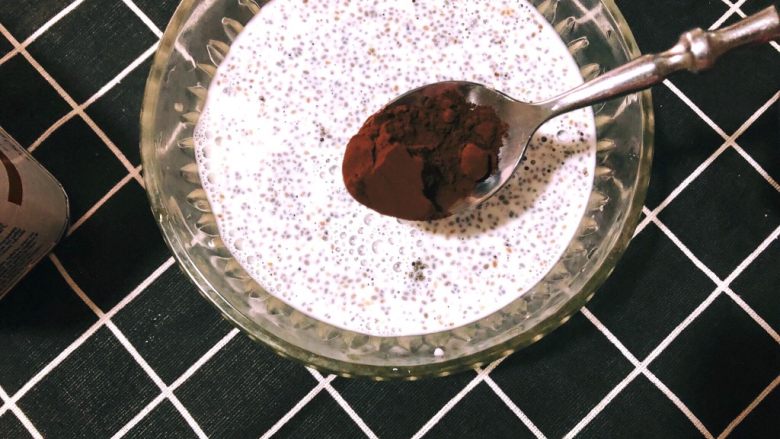 芡欧鼠尾草chia seed布丁,加入可可粉和stevia代糖,代糖不会长肉肉哦。
可可粉可以用有机生可可粉更好。