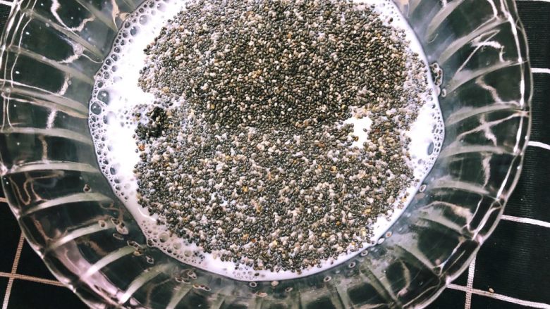 芡欧鼠尾草chia seed布丁,本身重量很轻,所以只是看起来有点多。