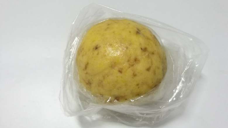果仁玛格丽特饼干,装入保鲜袋中,用手隔着袋子揉成面团,放入冰箱冷藏1个小时。