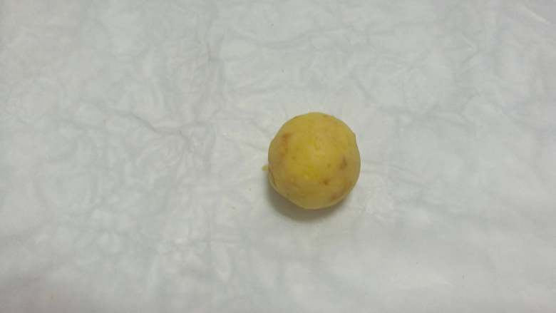 果仁玛格丽特饼干,取出冷藏好的面团,取一小块揉成小圆球,放在烤盘上。
