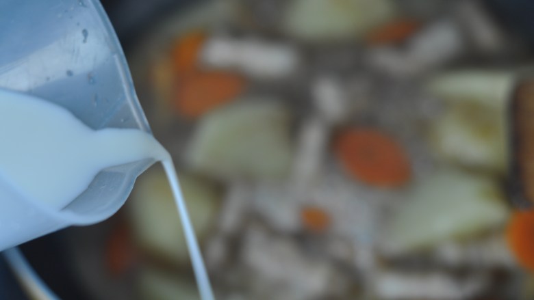 牛奶炖土豆,加入加入<a style='color:red;display:inline-block;' href='/shicai/ 219'>牛奶</a>，中火煮2分钟后关火