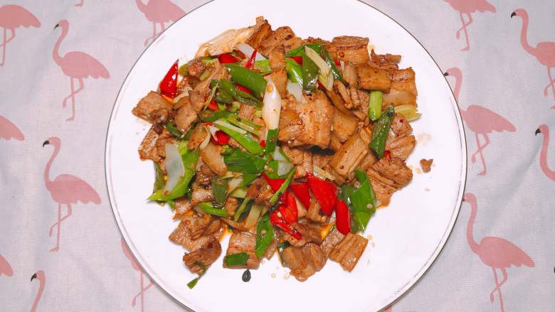 老干妈小炒肉,装盘!