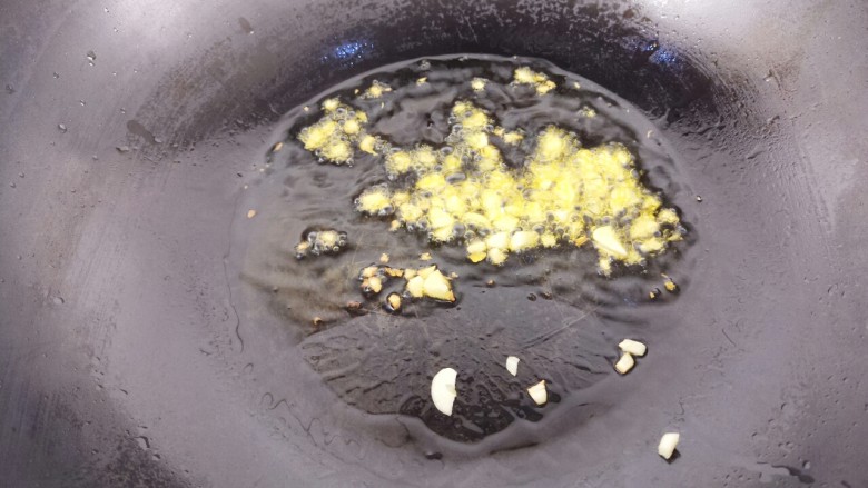 黑胡椒牛肉酱意面,锅里热油,先把蒜爆香