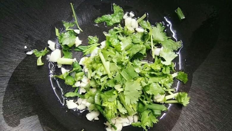 河粉包肉之卷河粉,锅里放一点油,油热后放入蒜蓉葱香菜煎