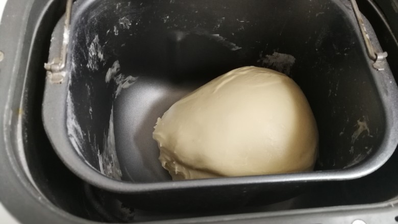 紫薯面包卷,让它呆在面包机里静静的发酵~