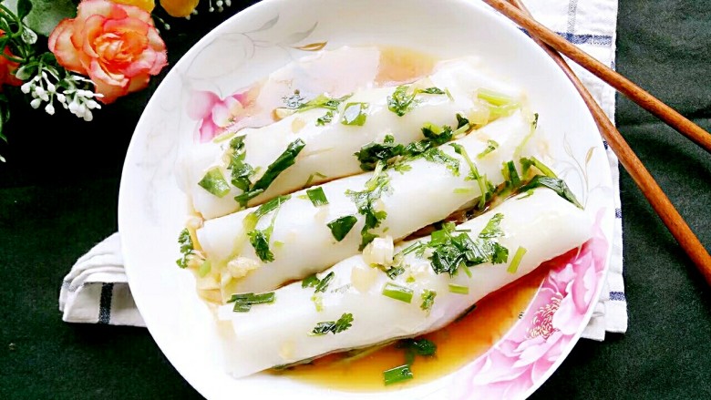 河粉包肉之卷河粉,淋上卤汁在卷河粉上面,开始享受美味咯