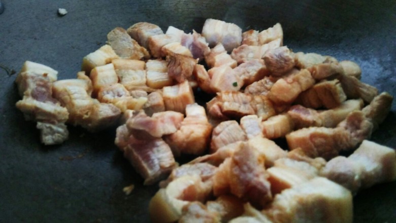 很家常的五花肉#新春系列#,倒入五花肉,沾染糖色,微微变黄。