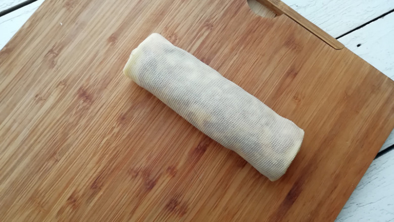 【豆皮肉卷】,将豆皮卷到底,其余两个依样做好