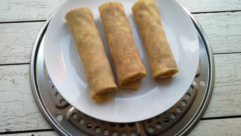 【豆皮肉卷】,蒸锅加水烧开,将豆皮卷放入,盖上锅盖,上气蒸15分钟