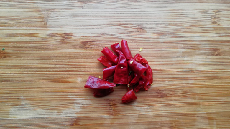 【凉拌猪心】 ,<a style='color:red;display:inline-block;' href='/shicai/ 86474'>干辣椒</a>切成段,辣椒籽不用