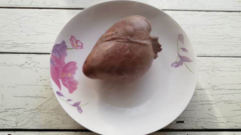 【凉拌猪心】 ,到时间后,将猪心取出,晾凉