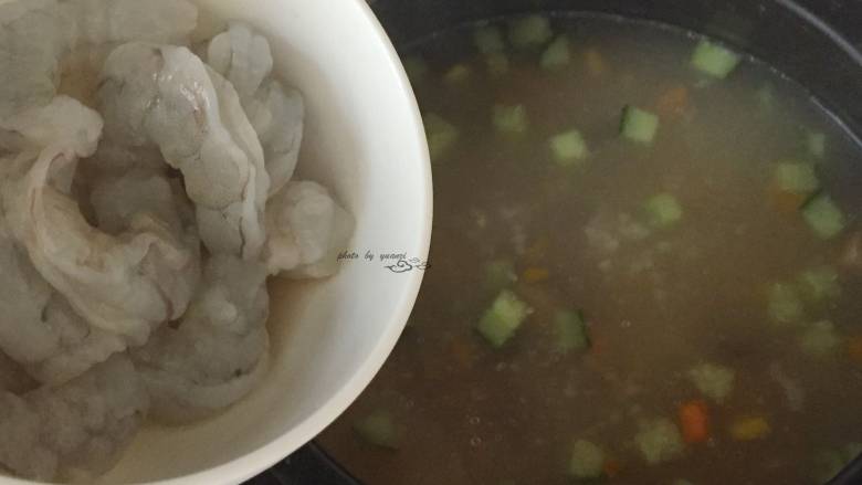 五彩虾仁粥,加入虾仁煮分钟左右,加盐调味