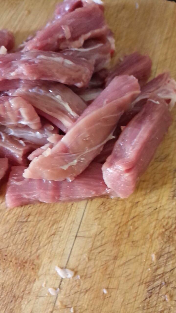糖醋里脊,切成手指粗的长条状