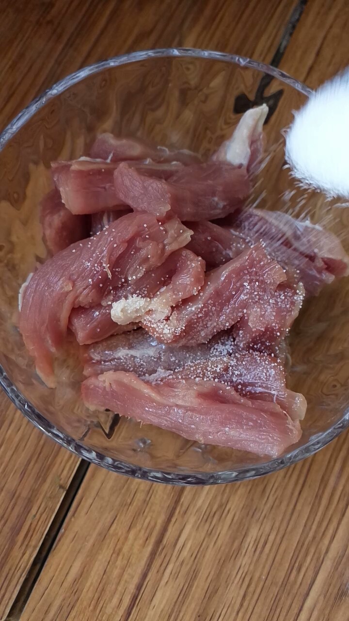糖醋里脊,再撒入半勺食盐