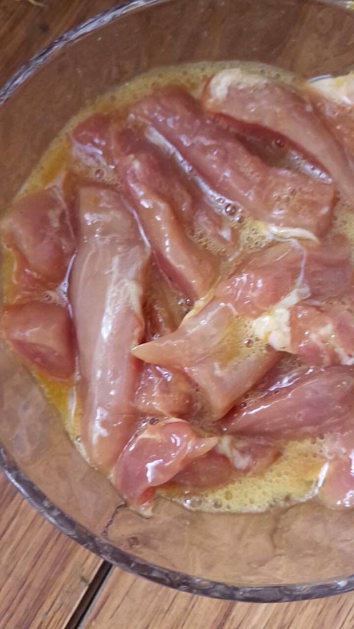 糖醋里脊,用手抓匀腌制半小时