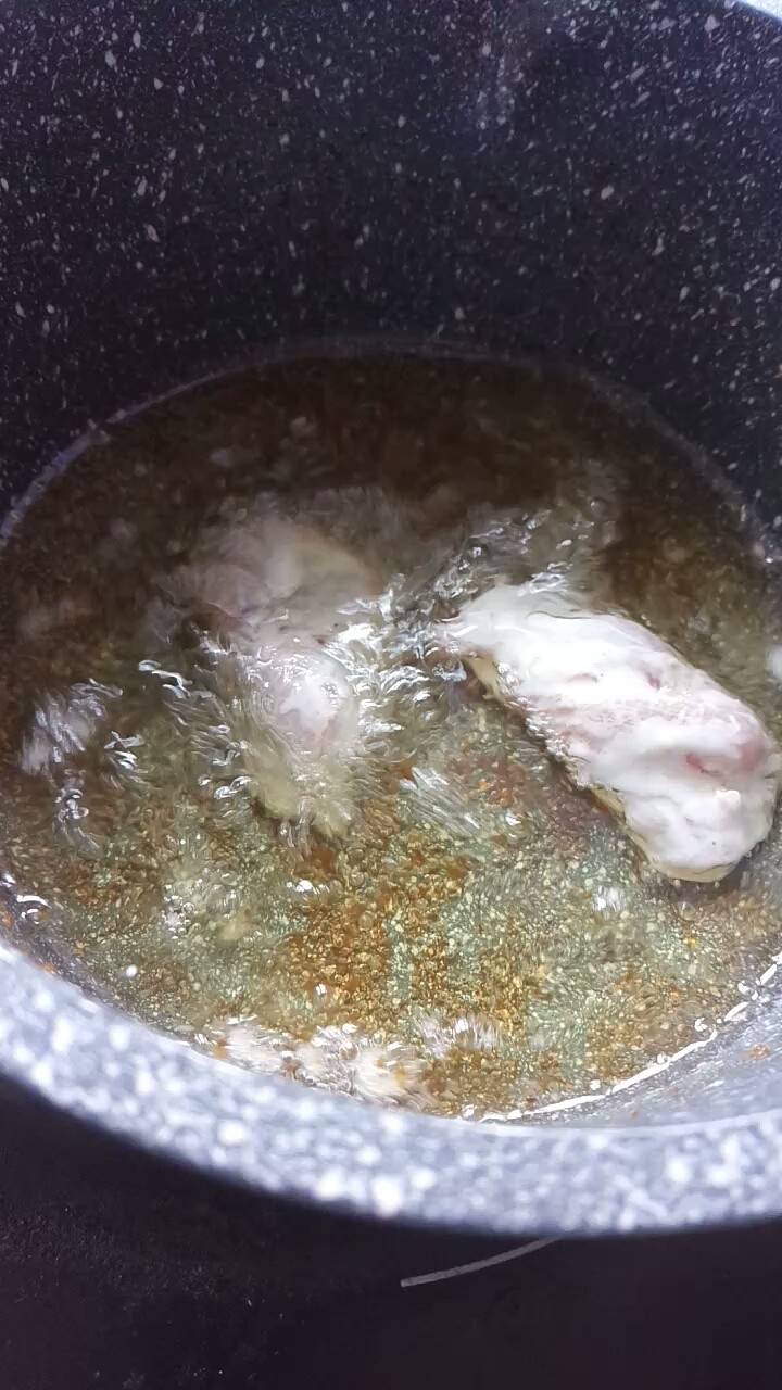 糖醋里脊,油温7成热下入里脊炸。