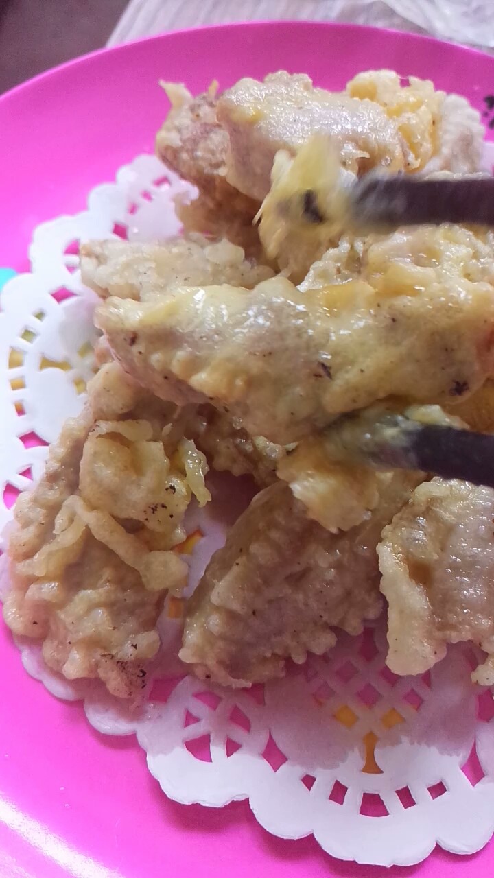 糖醋里脊,表面变成微微黄,捞出待油温再次升高,再复炸一分钟即可