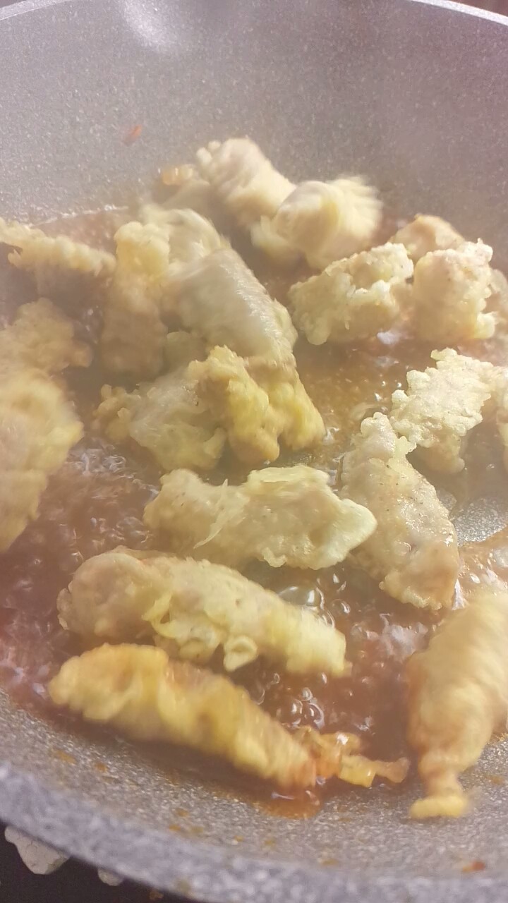 糖醋里脊,将炸好的里脊倒进去