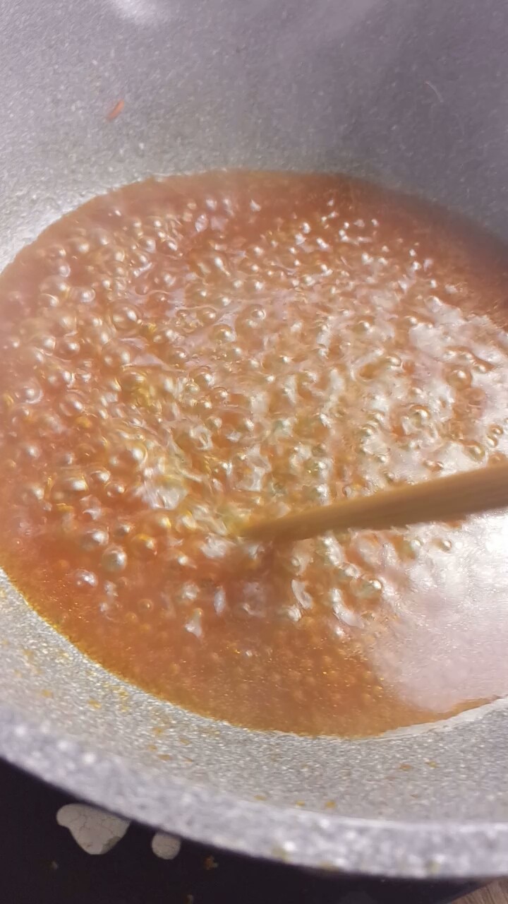 糖醋里脊,小火炒至冒起小泡泡
