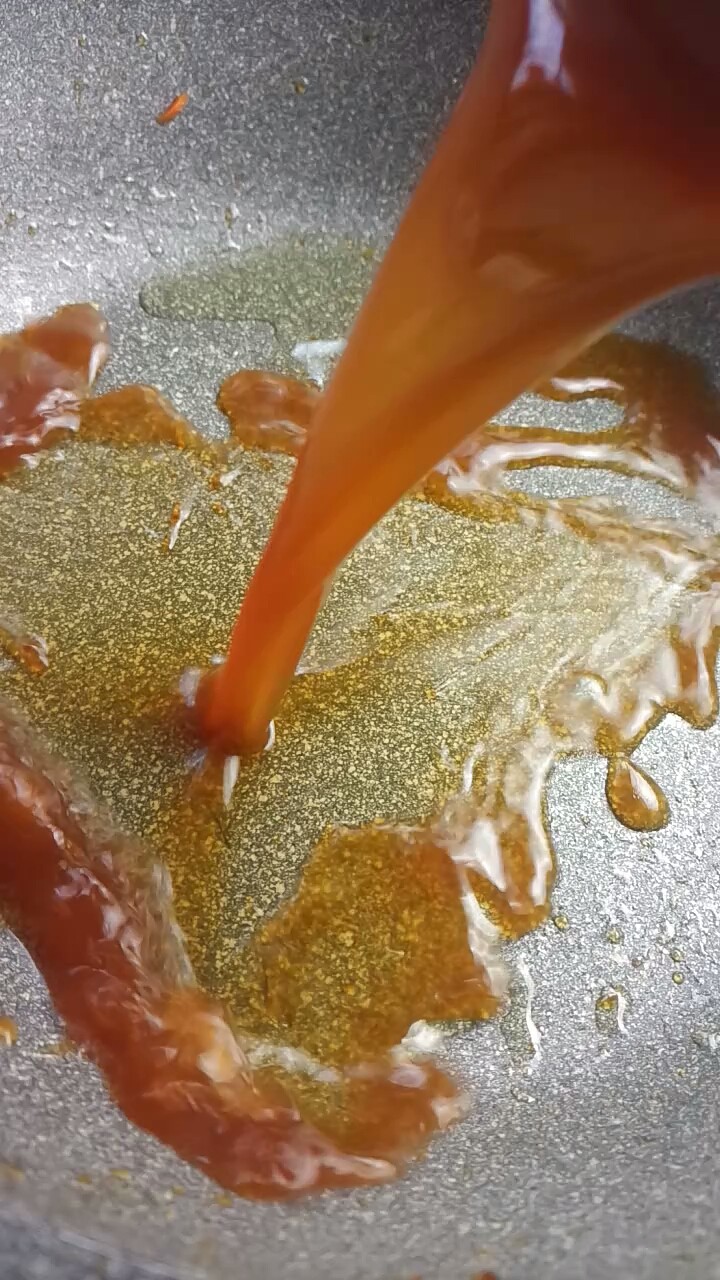 糖醋里脊,留底油,油热倒入调好的料汁翻炒