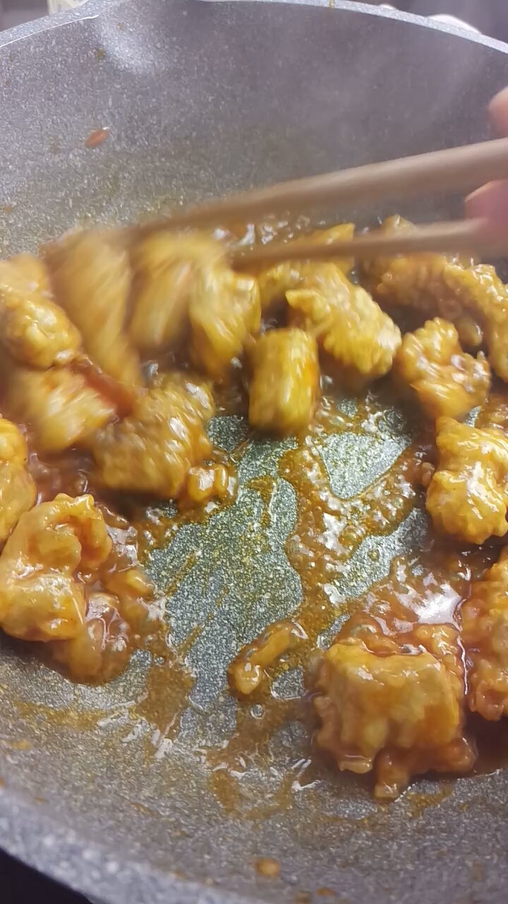 糖醋里脊,均匀蘸裹上料汁即可