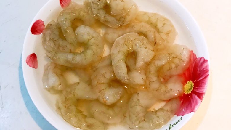 水晶虾仁,用清水浸泡虾仁3分钟,然后清洗干净