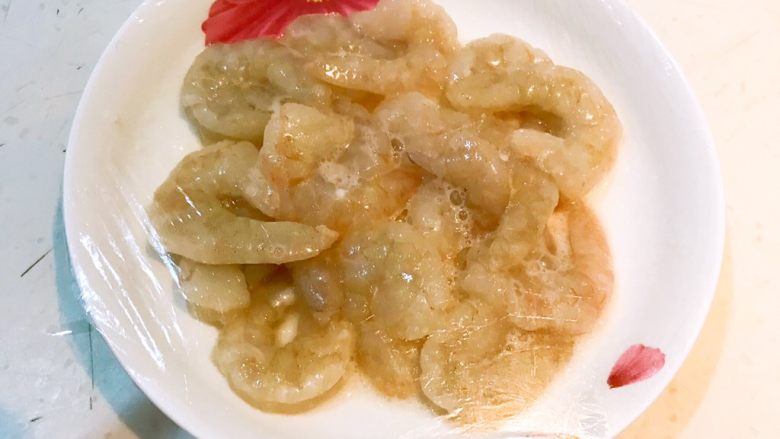 水晶虾仁,充分调匀后盖上保鲜膜,放入冰箱冷藏2小时