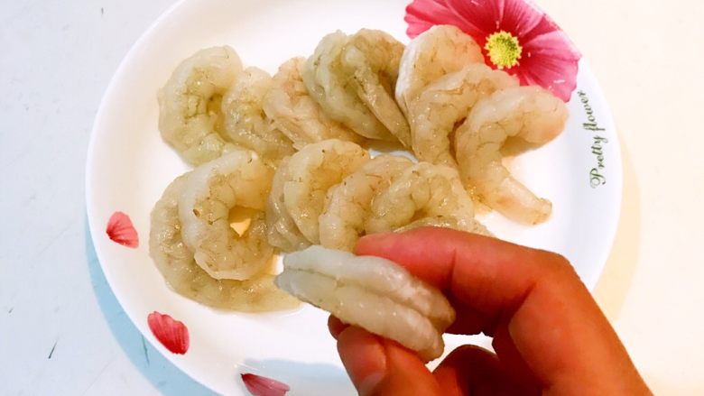 水晶虾仁,虾仁开背,取出虾线