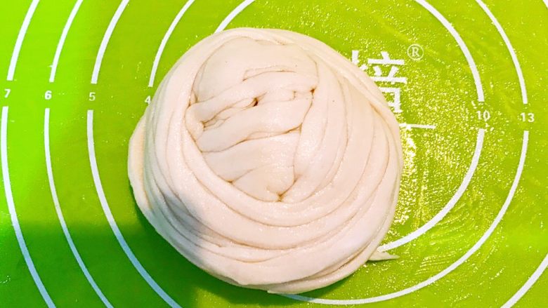 香酥盘丝饼,把两点面团摞起来,饼坯做好了