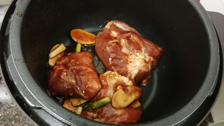 压力锅做叉烧,取出腌制好的肉,放入压力锅,放入腌料一起,不用另放水,启动正常的排骨功能