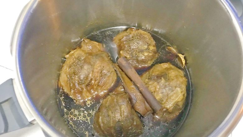 酱金钱腱,煮好后,不要急于开高压锅的盖子,等它凉透,最好浸泡一晚上,更加入味。