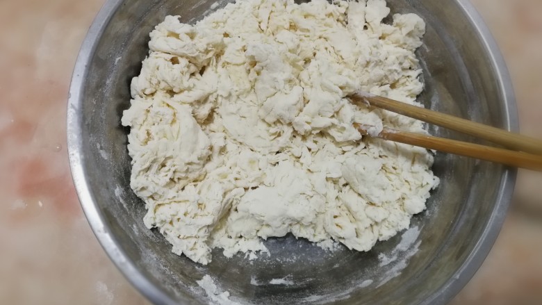 蛋夹馍+肉夹馍,再加入适量温水,搅拌成如图的棉絮状