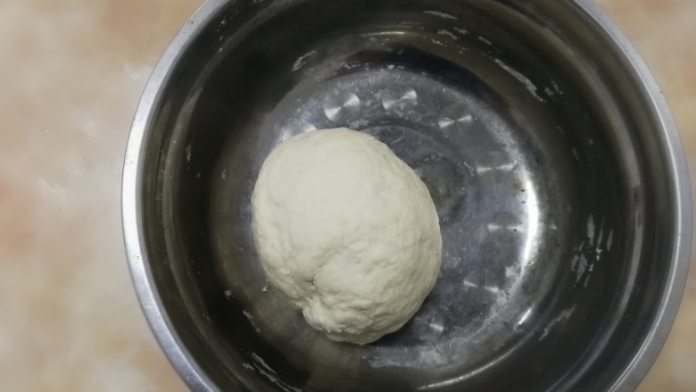 蛋夹馍+肉夹馍,用手和成一个粗糙的面团,盖上保鲜膜后静置松弛10分钟